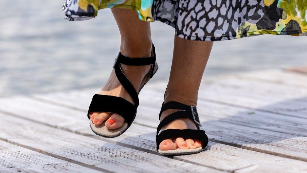 Barfuss_Sandale_Juliet-Black-lifestyle