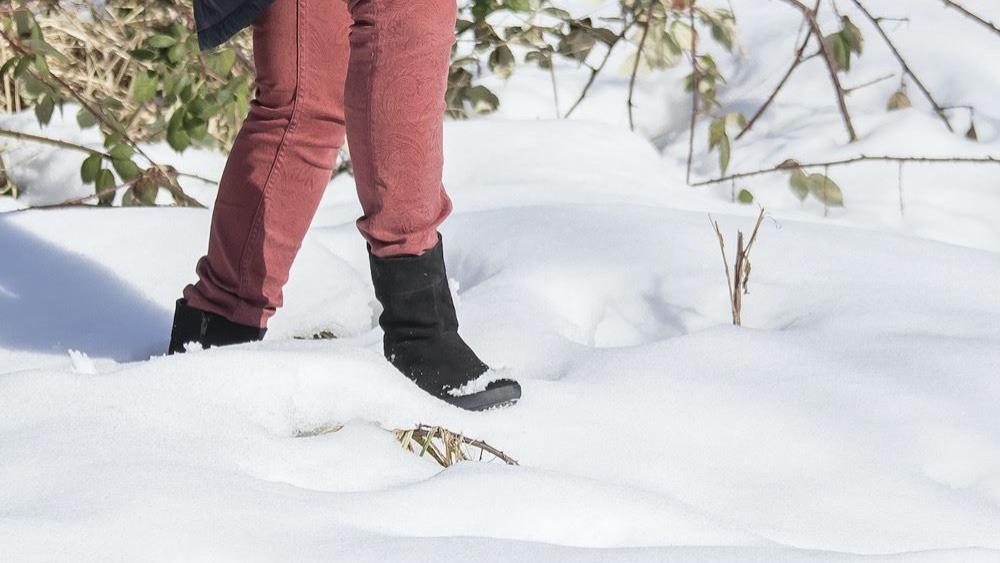 Damen_Winter-Barfussschuh_Larissa_im_Schnee