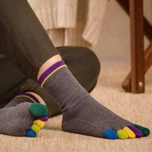 Knitido-Rainbow-Zehensocken-lifestyle